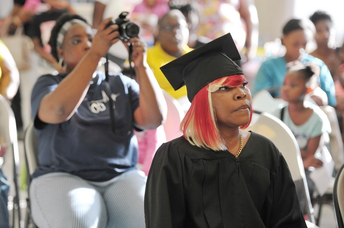 College honors dying Fla. mom of 5 who ran out of time to earn GED