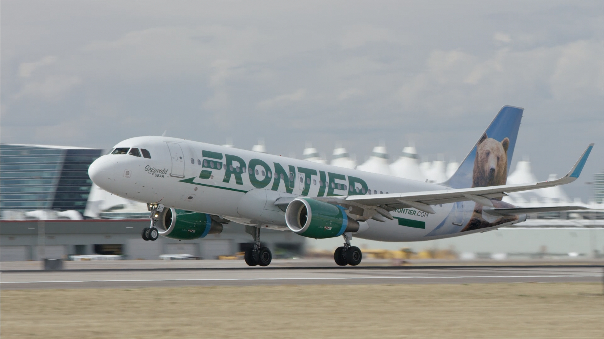 Mom who protested after her daughter sat in vomit on a Frontier flight gets arrested