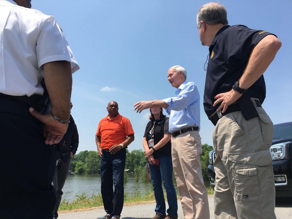 Gov. Hutchinson tours county’s flooded areas