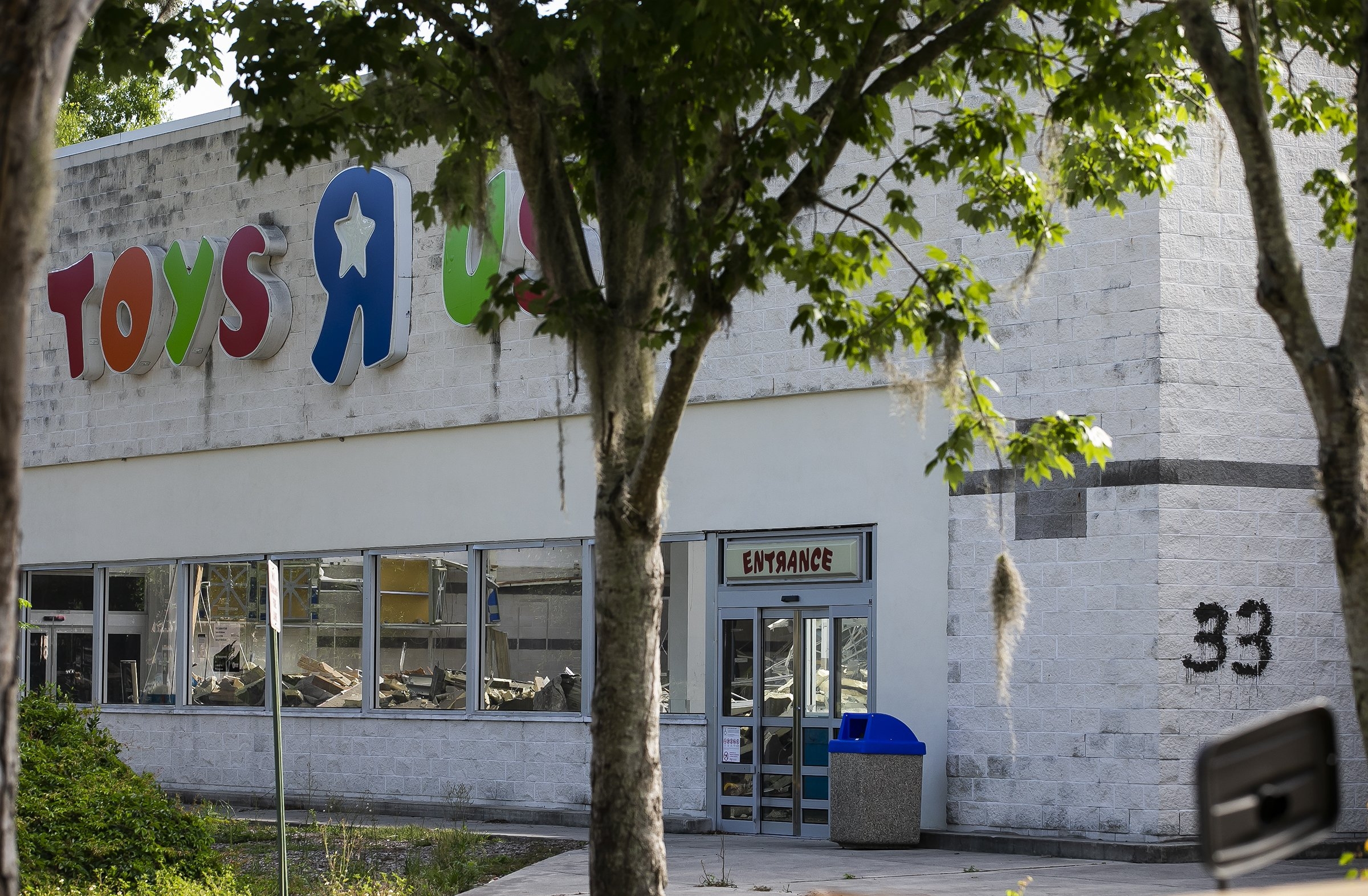 Defunct retailer Toys R Us planning U.S. comeback