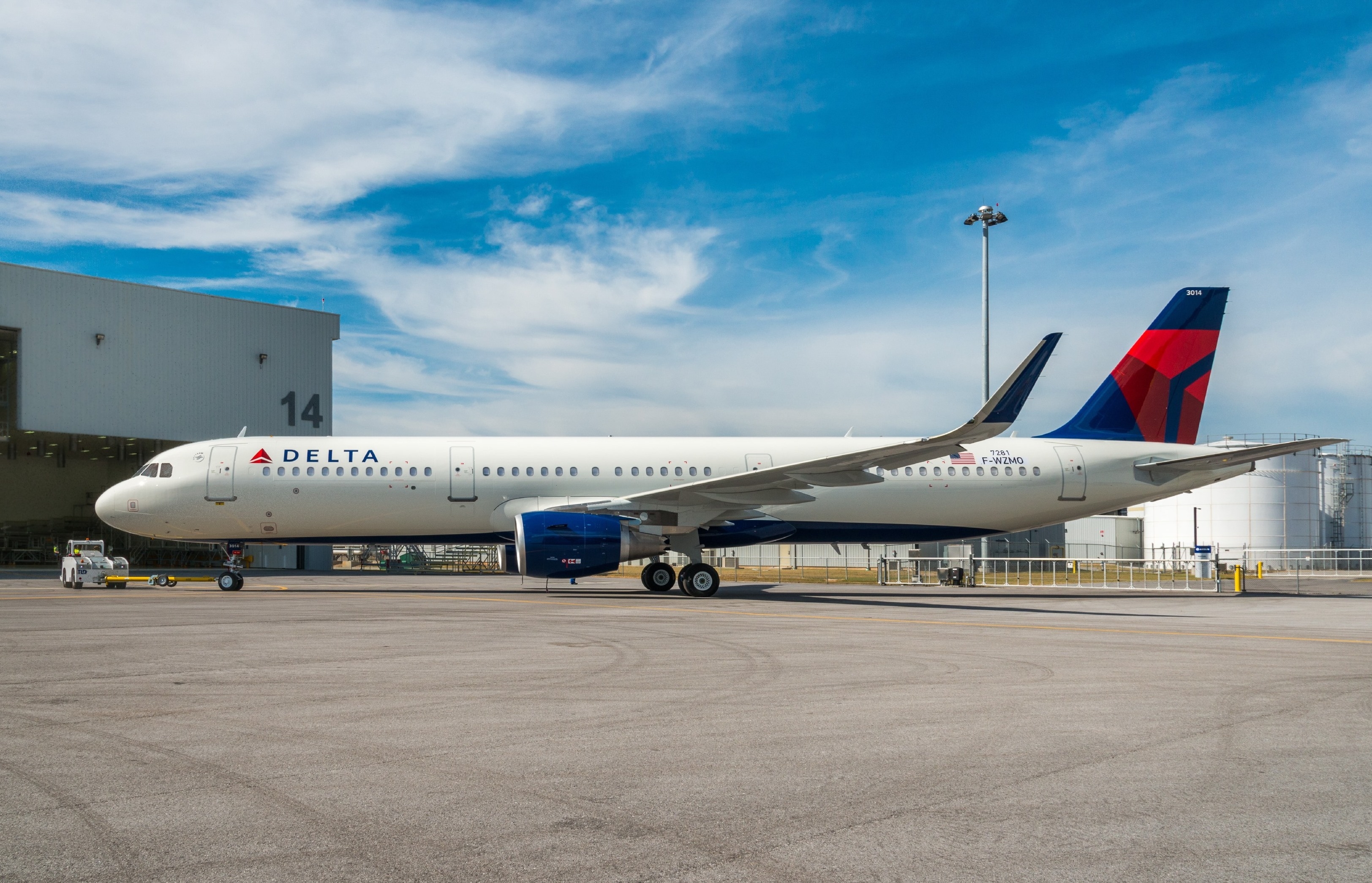 Delta adding free cocktails, warm towels, other perks for economy passengers on some flights