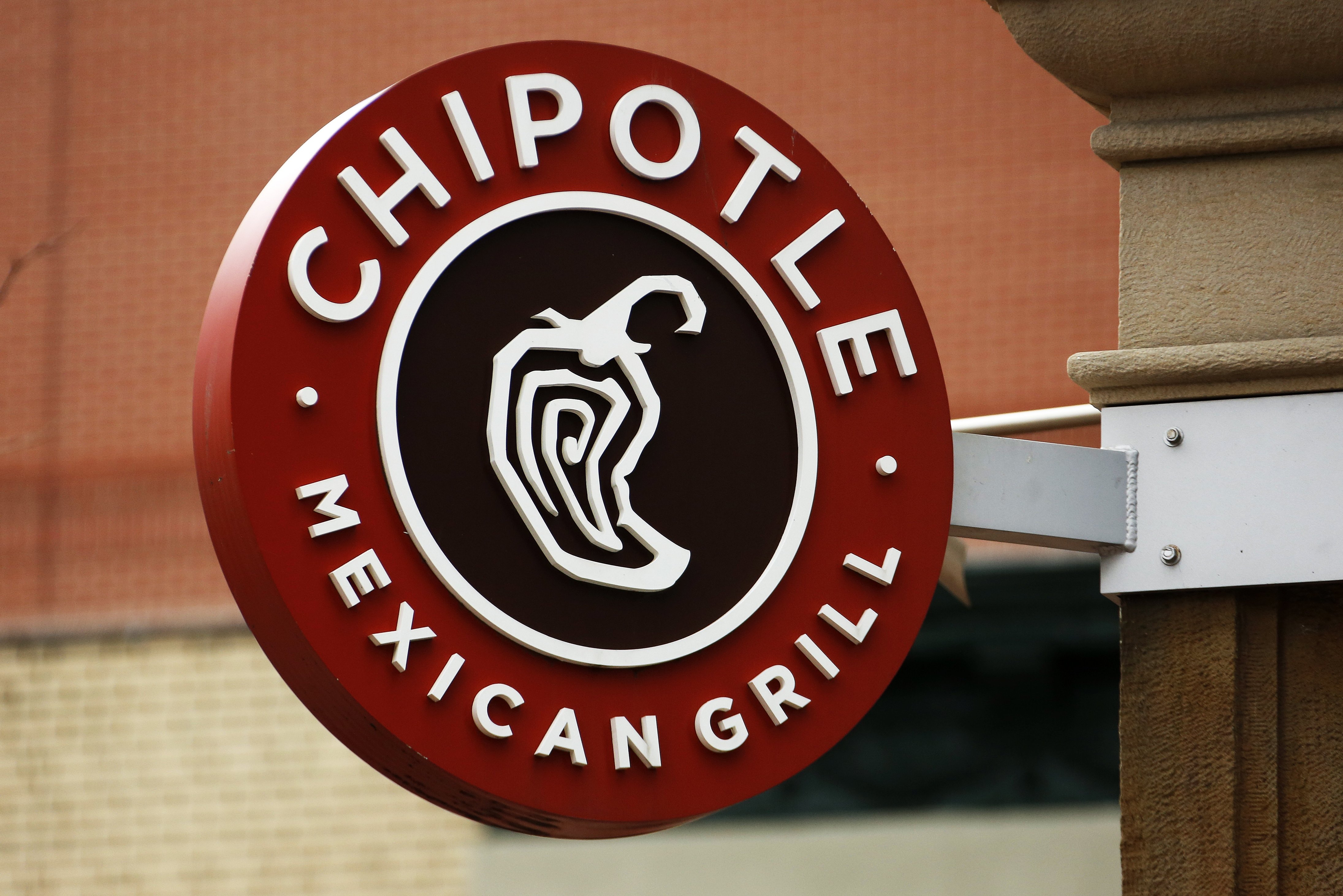 Chipotle pledges to pay 100% of college tuition costs for its employees