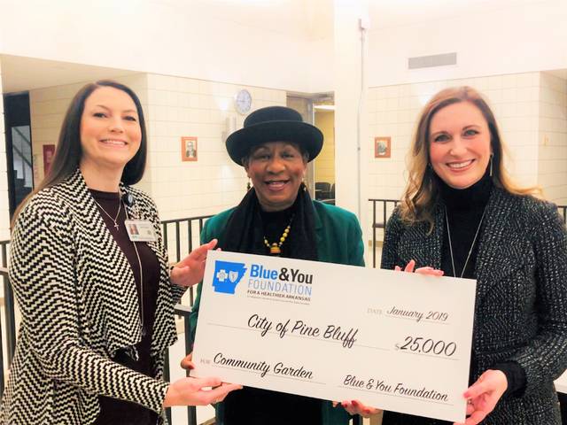 Mayor receives $25K check for city’s garden