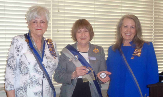 USD 1812 presents award to national leader