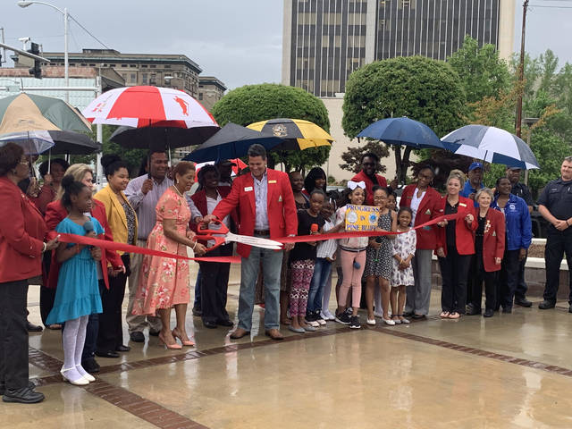 Mayor cuts ribbon to open Main Street Plaza