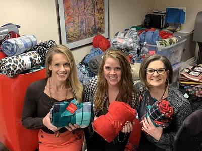 Arkansas Extension Homemakers Council volunteers give gifts of warmth to hospital-bound