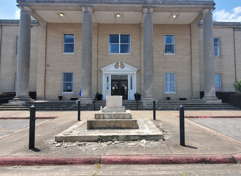 Courthouse Confederate monument removed