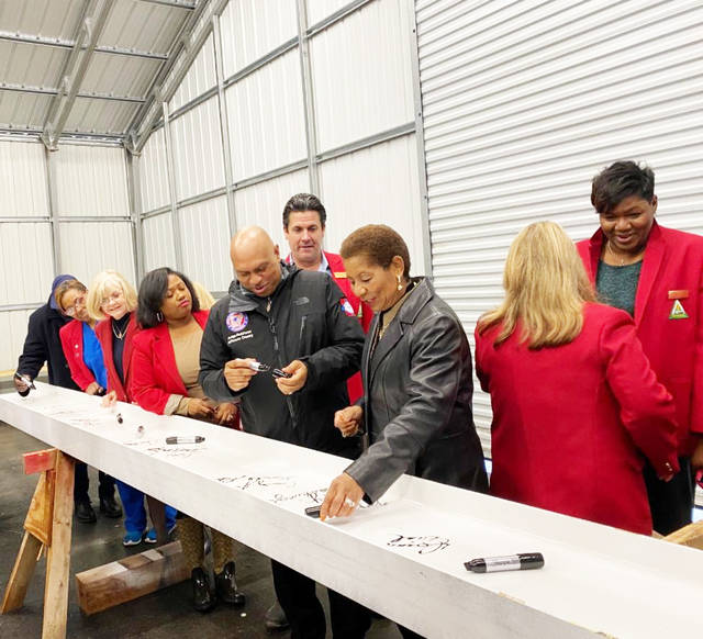 Saracen holds topping off event