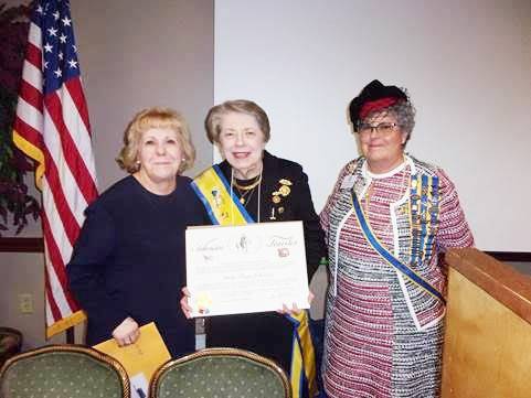 Colonial Dames present Traveler Certificate to Honorary President General