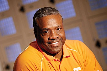 Former Tennessee Vol Condredge Holloway to be inducted into