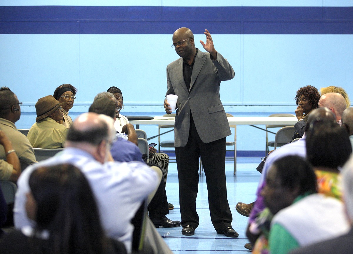 Warren Mackey's Chattanooga neighborhood violence meeting calms rumors ...