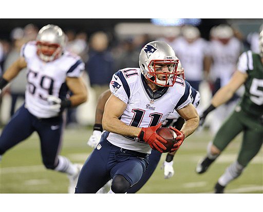 Brady new NFL leader in yards passing, Pats top Jets, 27-13