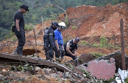 rescuers-dig-in-mud-rain-for-dead-in-mexico-slide-chattanooga-times
