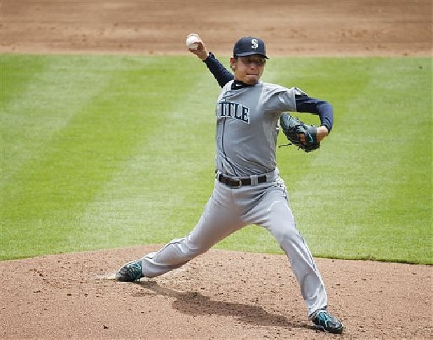 Seattle Mariners starting pitcher Hisashi Iwakuma pitches against