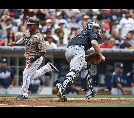 Cabrera lifts Padres over Braves in 10th