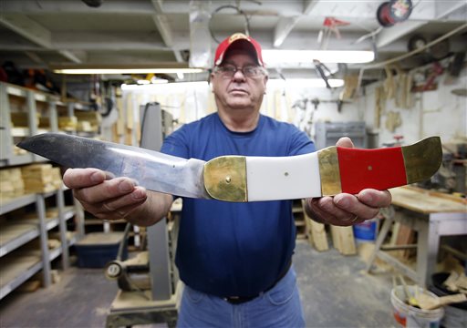 Alabama man makes knife for 'Duck Dynasty' star