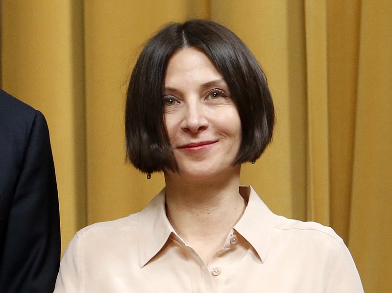 
              FILE - This May 28, 2014 file photo shows Donna Tartt, winner of the 2014 Pulitzer Prize for Fiction, during the award's ceremony at Columbia University's Low Library in New York. Tartt, whose best-selling "The Goldfinch" has already won the Pulitzer Prize, is this year's recipient of the Andrew Carnegie Medal for fiction. (AP Photo/Jason DeCrow, File)
            