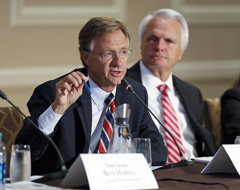 
              Gov. BIll Haslam, left, leads a discussion at Tennessee's Education Summit Thursday, Sept. 18, 2014, in Nashville, Tenn. Representatives of local governments, school systems and businesses are taking part in the summit, along with state senators and representatives. At right is Lt. Gov. Ron Ramsey, R-Blountville.  (AP Photo/Mark Humphrey)
            