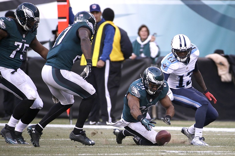 
              Philadelphia Eagles' Nate Allen (29) recovers a fumble during the second half of an NFL football game against the Tennessee Titans, Sunday, Nov. 23, 2014, in Philadelphia. (AP Photo/Michael Perez)
            
