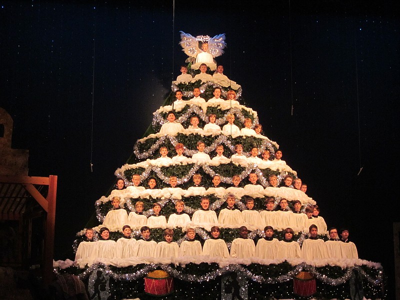 Chattanooga Boys Choir Singing Christmas Tree