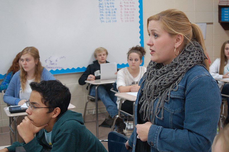 Fort Payne Middle School teacher Jeannie Woods reviews lessons with her eighth-grade advanced English class on Thursday.