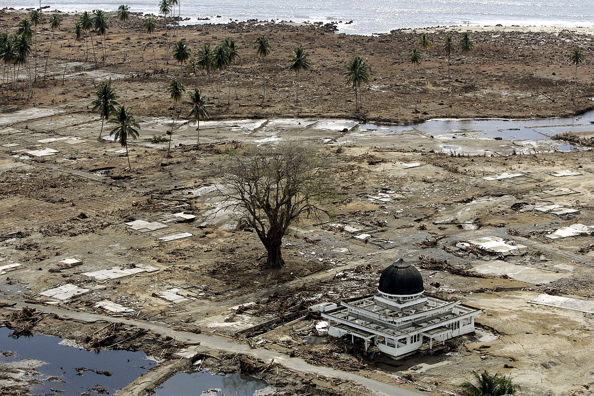 2004 tsunami: Children in mud, lone mosque in Aceh | Chattanooga