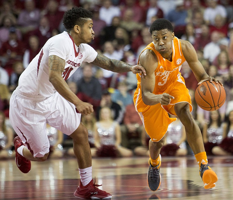 Tennessee guard Robert Hubbs III, right, drives down the court as Arkansas guard Anton Beard, left, defends during the first half of an NCAA college basketball game on Tuesday, Jan. 27, 2015, in Fayetteville, Ark.