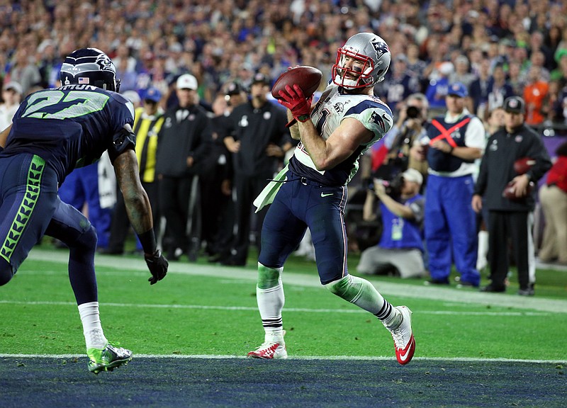 New England Patriots wide receiver Julian Edelman (11) catches the game-winning touchdown pass in front of Seattle Seahawks defensive back Tharold Simon (27) during Super Bowl XLIX on Feb. 1, 2015 in Glendale, Ariz.