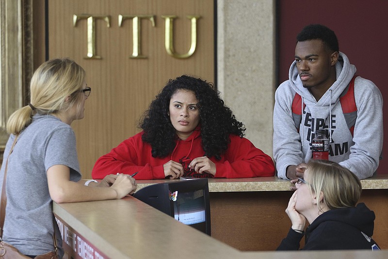 Tennessee Temple University junior Liz Miller, left, speaks to sophomores Deisy Najarro, Michael Briggs and Kimberly Warden at the Lee
Roberson Center on Monday about what is required to transfer to another school