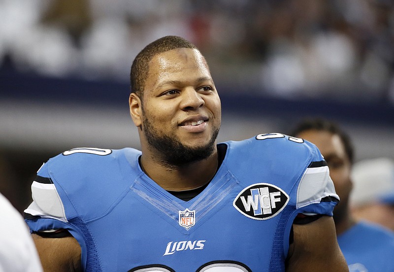 
              FILE - This is a Jan. 4, 2015, file photo showing Detroit Lions' Ndamukong Suh smiling as he walks across the field during warm ups before an NFL football game against the Dallas Cowboys in Arlington, Texas. Ndamukong Suh can test the open market when free agency begins March 10 after the Lions decided not to use the franchise tag on the star defensive tackle, according to a report on the team's website. (AP Photo/Tony Gutierrez, File)
            