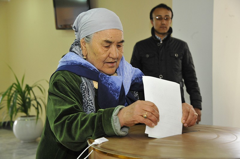 
              An Uzbek woman casts her ballot at a polling station in Tashkent, Uzbekistan, Sunday, March 29, 2015.  Islam Karimov, 77, has led the double-landlocked former Soviet republic of 30 million people uninterruptedly since the late 1980s, and ruthlessly quashed all opposition to his rule. Uzbekistan's election commission says more than 70 percent of eligible voters have already cast their ballots midway through an election certain to be won by longtime leader Islam Karimov. (AP Photo)
            