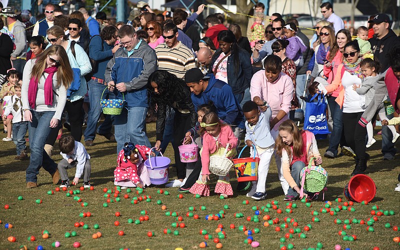 Accompanied by adults, children scramble to grab plastic eggs during the Easter at Coolidge event on Sunday, Apr. 5, 2015, in Chattanooga, Tenn.