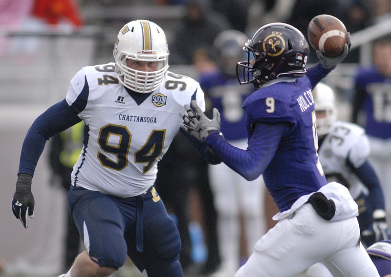 UTC's Taylor Reynolds (94) closes in on Western quarterback Wes Holcombe (9) in this Nov. 1, 2014, file photo.