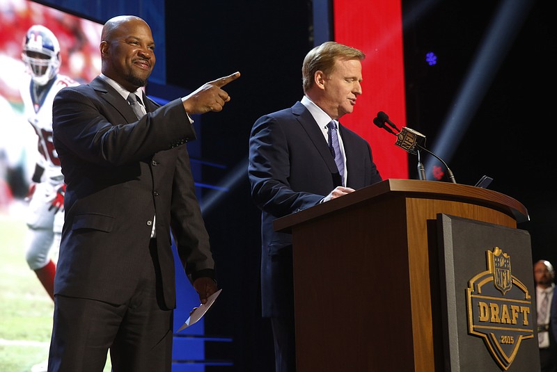 NFL commissioner Roger Goodell speaks before Shaun Williams, left, announces that the New York Giants selects Alabama defensive back Landon Collins as the 33rd pick in the second round of the 2015 NFL Football Draft,  Friday, May 1, 2015, in Chicago. (AP Photo/Charles Rex Arbogast)
            