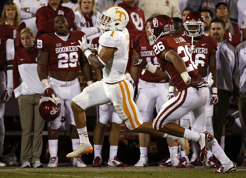 Tennessee running back Jalen Hurd runs past the Oklahoma bench while pursued by Oklahoma linebacker Jordan Evans the Vols' Sept. 13 meeting last year in Norman, Okla. The Vols and Sooners play again Sept. 12 in Knoxville.