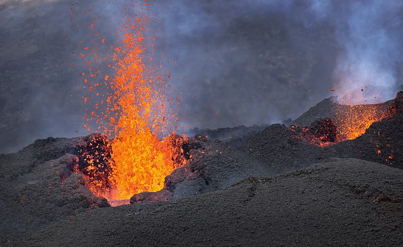 Highly active volcano erupts on Reunion amid media frenzy | Chattanooga ...