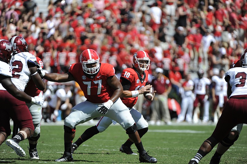 November 21, 2015: Georgia Bulldogs guard Isaiah Wynn (77) helps