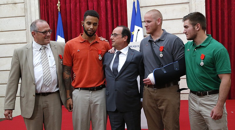 
              CORRECTS SADLER’S SCHOOL TO SACRAMENTO STATE UNIVERSITY, INSTEAD OF SACRAMENTO UNIVERSITY - From the left, British businessman Chris Norman, Anthony Sadler, a senior at Sacramento State University in California, French President Francois Hollande, U.S. Airman Spencer Stone, and Alek Skarlatos a U.S. National Guardsman from Roseburg, Ore., pose at the Elysee Palace, Monday, Aug. 24, 2015 in Paris, France. Hollande pinned the Legion of Honor medal on Stone, Skarlatos and Sadler, three long-time friends who subdued a gunman on Friday, Aug. 21, as he moved through a speeding train with an assault rifle strapped to his bare chest. Norman also jumped into the fray. (AP Photo/Michel Euler, Pool)
            