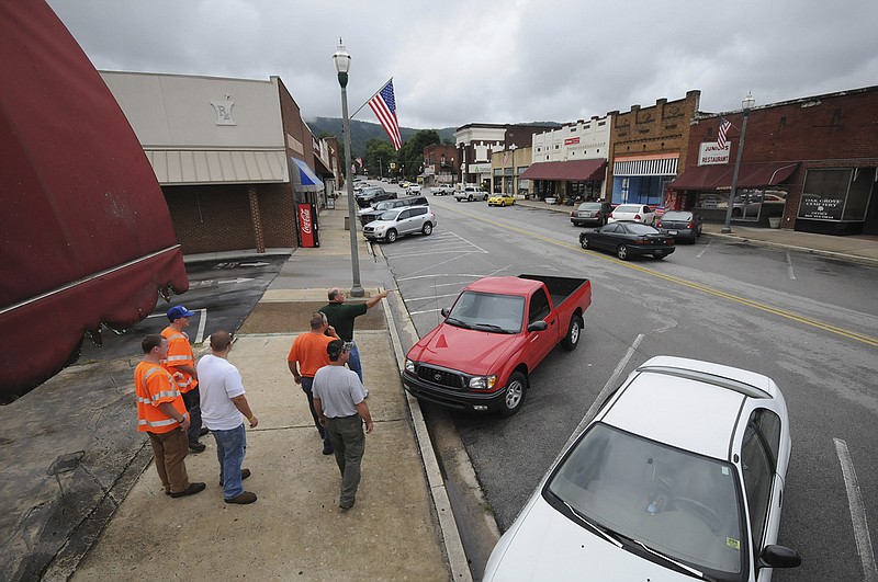 Staff Photo by Tim Barber/Chattanooga Times Free Press - July 13, 2012 - Local workers go back to work after eating lunch downtown on W. Rockwood Street.