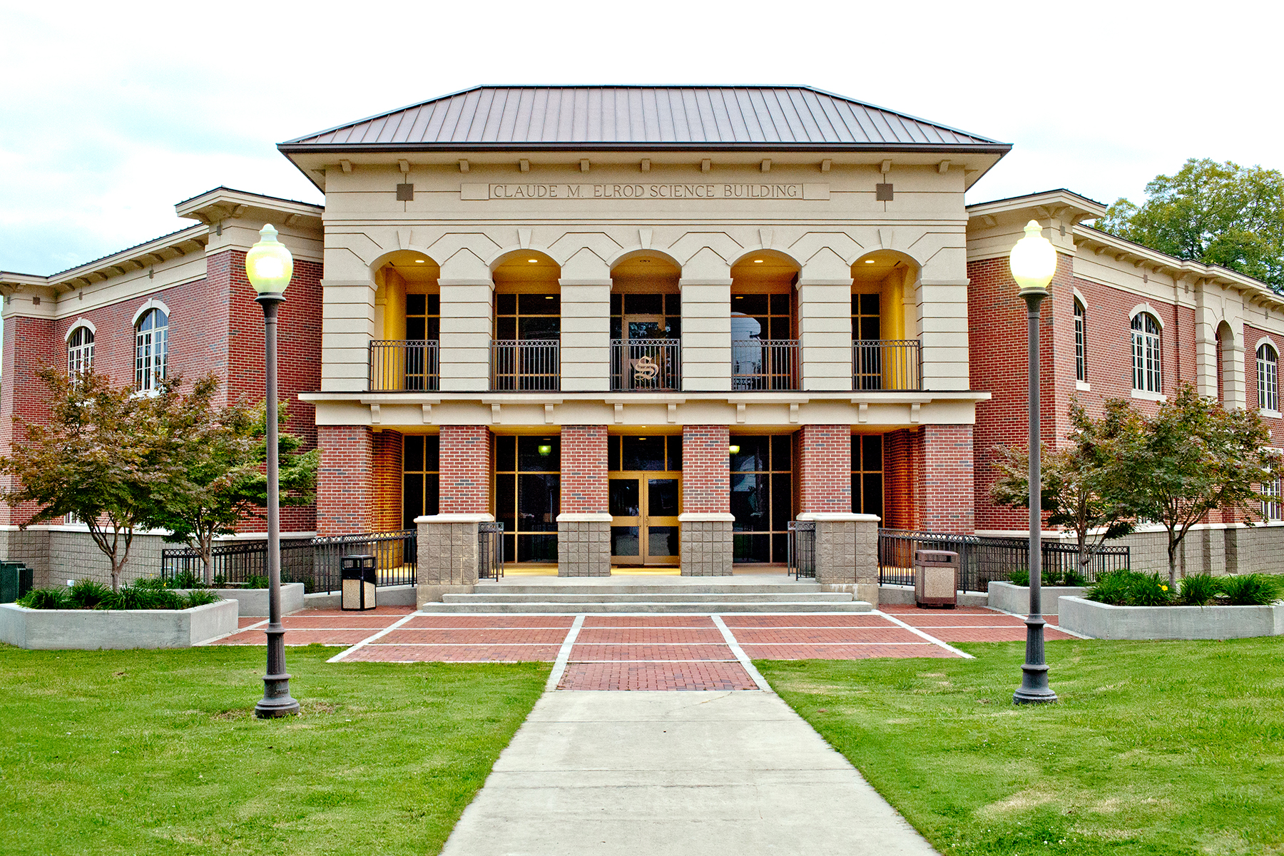 The Claude M. Elrod Science Building at Snead State is one of the premier state-of-the-art science and mathematics facilities in the state. The Science Building contains three floors of classrooms, offices and a lecture hall.