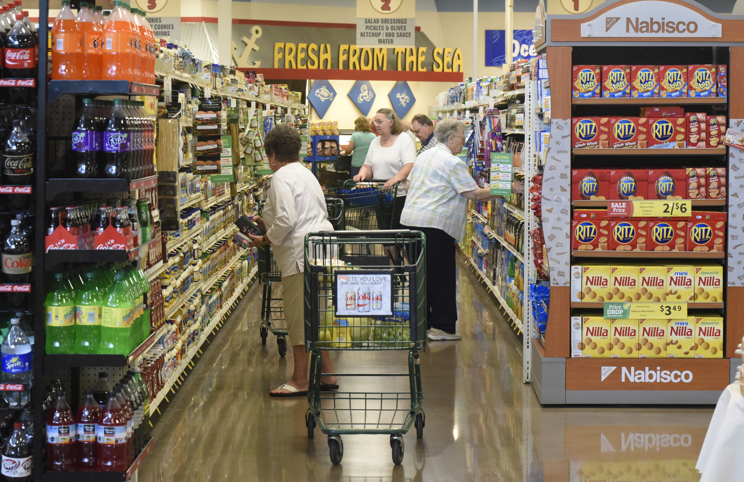 Shoppers cruise the aisles on the first day of business for the new Food City grocery store Wednesday, Sept. 2, 2015, in Red Bank, Tenn. The store, formerly a Bi-Lo at the intersection of Morrison Springs Road and Dayton Boulevard, was reopened after a three-day turnaround.