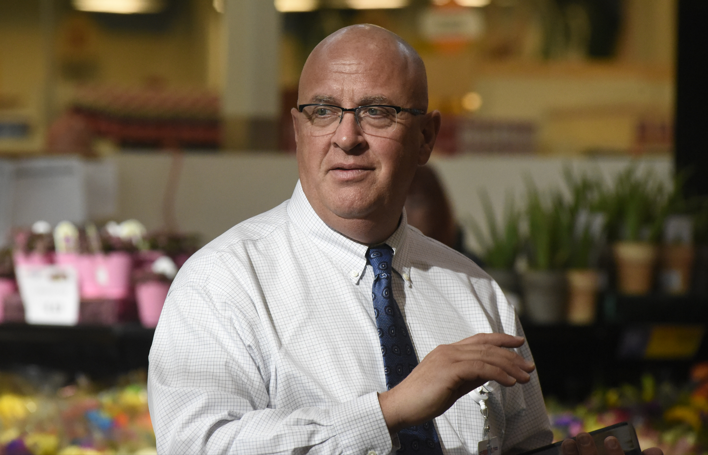 Food City executive vice president John Jones greets cutovers at the door on the first day of business for the new Food City grocery store Wednesday, Sept. 2, 2015, in Red Bank, Tenn. The store, formerly a Bi-Lo at the intersection of Morrison Springs Road and Dayton Boulevard, was reopened after a three-day turnaround.