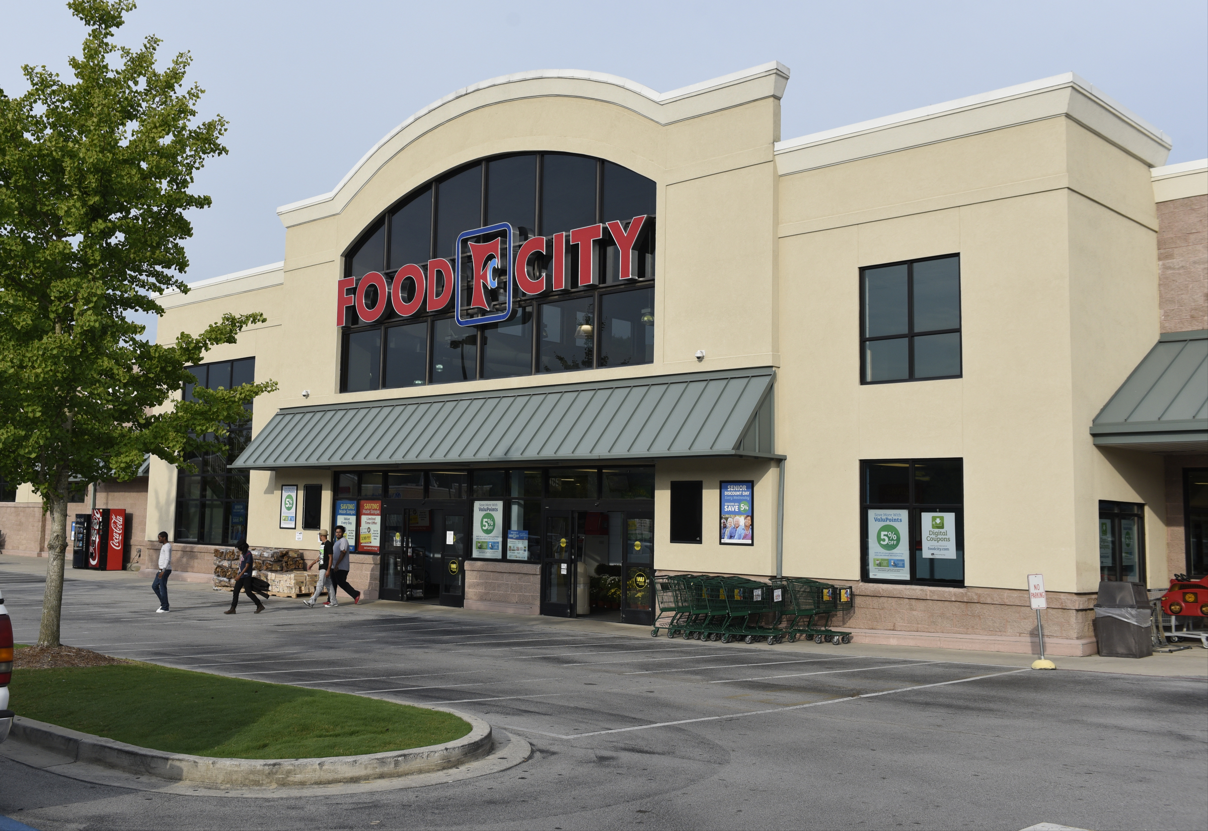 The new Food City grocery store opens for business Wednesday, Sept. 2, 2015, in Red Bank, Tenn. The store, formerly a Bi-Lo at the intersection of Morrison Springs Road and Dayton Boulevard, was reopened after a three-day turnaround.