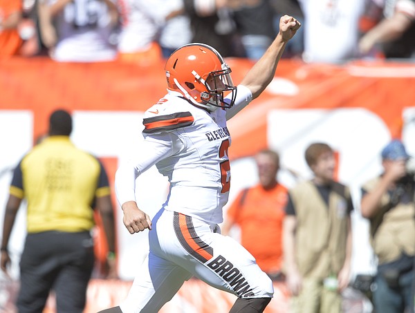 Manziel's 2 TD passes lift Browns over Mariota, Titans 28-14