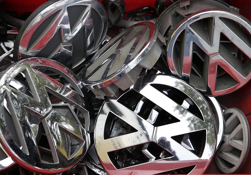 
              Piezas con el logo de la marca Volkswagen depositadas en una caja en Berlín, Alemania, el 23 de septiembre de 2015. (Foto AP/Michael Sohn)
            