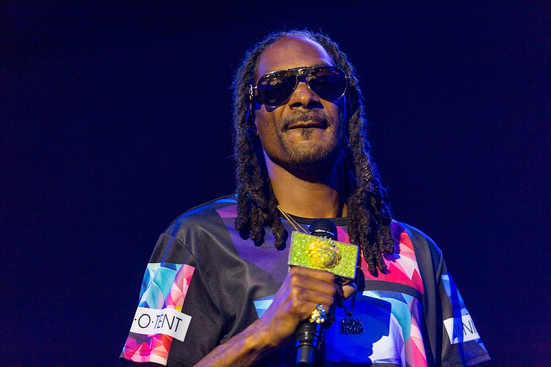 
              FILE - In this Sat., Sept. 26, 2015 file photo, Snoop Dogg performs during the Life is Beautiful festival in Las Vegas. Rappers Snoop Dogg and Birdman, Grammy-winning producer Jermaine Dupri, and entrepreneur Damon Dash are among the stars of a still-untitled BET reality series, the network announced Friday, Oct. 9, 2015.  (Photo by Paul A. Hebert/Invision/AP, File)
            