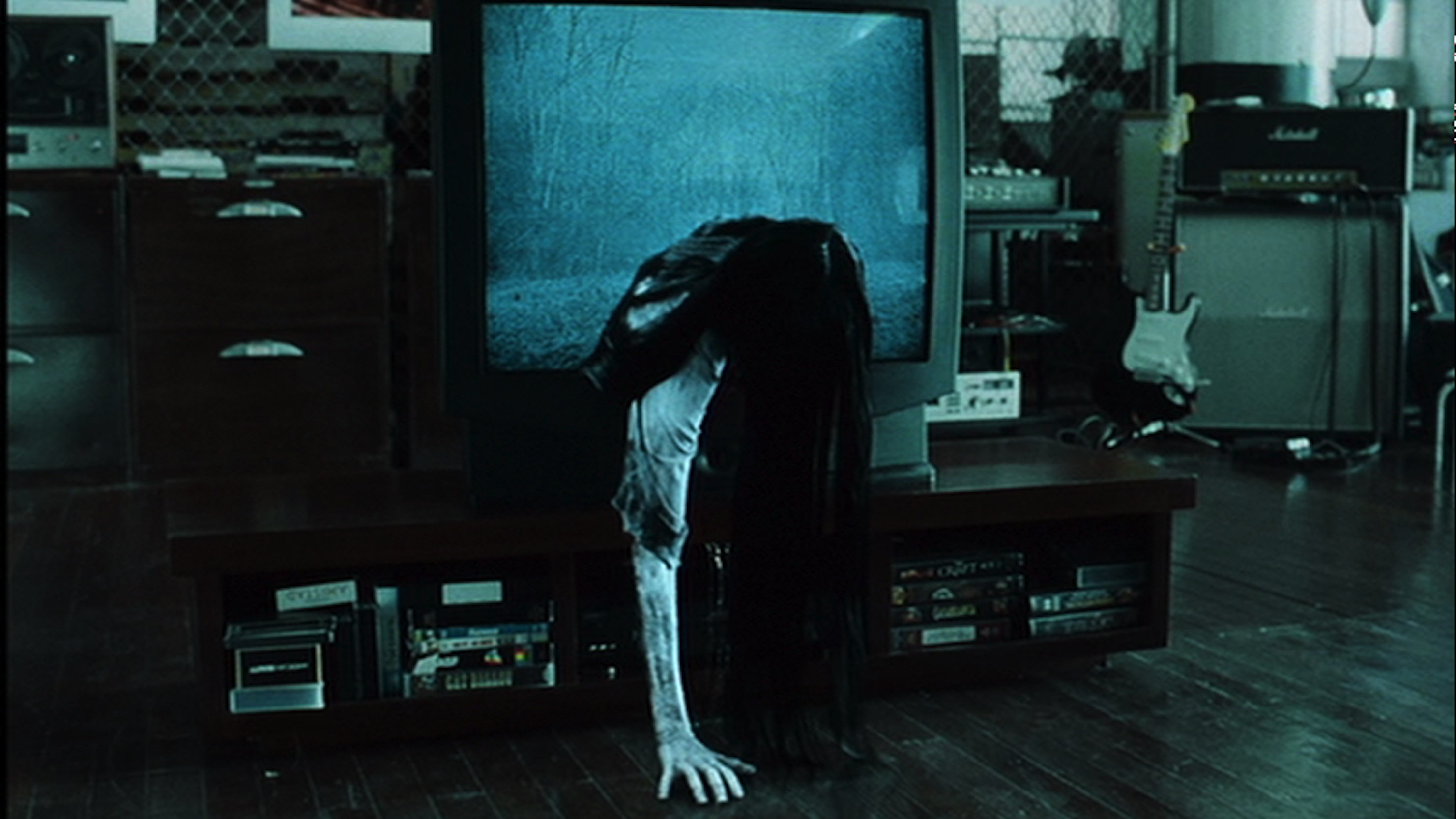 The girl crawling out of the TV is one of the frightening scenes in "Ring."