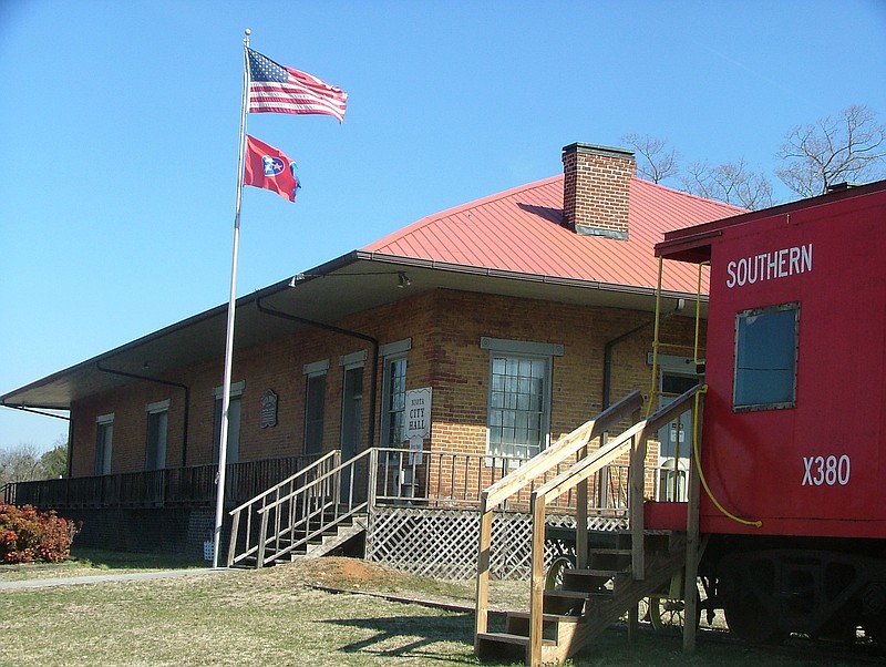 Photos by Ron Clayton, Niota.