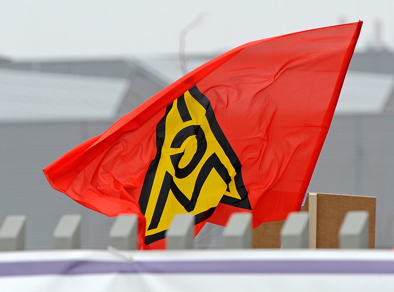
              FILE - In this April 4, 2013, file photo, an IG Metall flag flies behind the factory gate a Bosch Solar Energy AG plant in Arnstadt, near Erfurt, central Germany. IG Metall, Germany's largest trade union, is opening a joint office with the United Auto Workers in Tennessee to promote labor issues at German automakers and suppliers in the southern United States. (AP Photo/Jens Meyer, File)
            