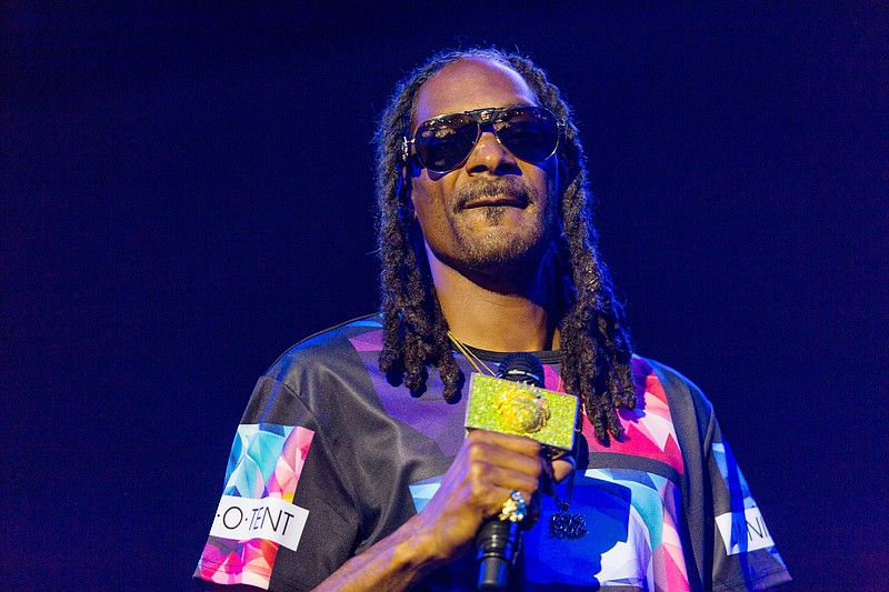
              FILE - In this Sat., Sept. 26, 2015 file photo, Snoop Dogg performs during the Life is Beautiful festival in Las Vegas. Mayor James Butts of the Los Angeles suburban city of Inglewood, Calif., tells KNBC-TV that the rapper helped deliver more than 1,500 turkeys to families in Inglewood Thursday, Nov. 19, 2015. This is the second year the rapper has helped Inglewood pass out the turkeys to families in need. Last year, the rapper asked the city what he could do to give back to the community, where his production crew is headquartered.(Photo by Paul A. Hebert/Invision/AP, File)
            